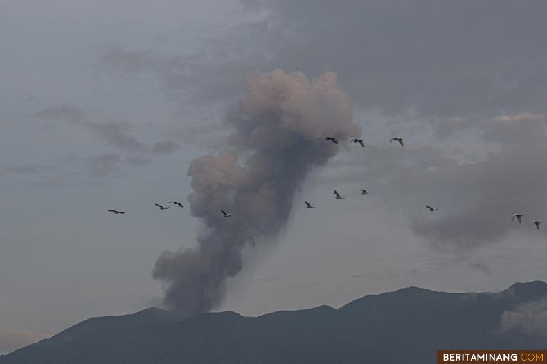 Lontaran abu vulkanik terlihat di atas puncak Gunung Marapi yang mengalami erupsi pagi ini dari Batusangkar, Kabupaten Tanah Datar, Sumbar, Senin (20/2/2023). (Beritaminang/Adi Prima).