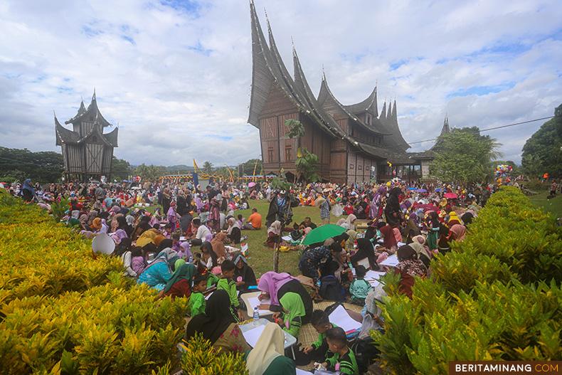 Murid TK se-Tanah Datar ikuti lomba mewarnai ketika memeriahkan Festival Pesona Minangkabau yang diadakan di kawasan Istano Basa Pagaruyuang, Batusangkar, Sumbar, Sabtu (7/12/2024). Festival Pesona Minangkabau berlangsung pada tanggal 5—8 Desember 2024 ini tidak hanya menampilkan penampilan seni dan budaya dari Ranah Minang saja, Festival Pesona Minangkabau juga akan dimeriahkan penampilan dari provinsi Jambi dan Sumatera Selatan. (Beritaminang/AP)