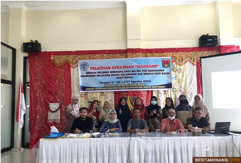 BUKITTINGGI - Tim dosen Jurusan Seni Rupa, Fakultas Bahasa dan Seni, Universitas Negeri Padang melakukan Kegiatan Pengabdian Program Kemitraan Masyarakat (PKM) yakni Drs. Suib Awrus, M.Pd., Drs. Mediagus, M.Pd., Dra. Zubaidah, M.Pd., Angga Elpatsa, S,Pd., M.Sn., Maltha Kharisma, S.Pd., M.Pd., dan Mita Sri Ganti (mahasiswa) yang diikuti oleh Ibuk-Ibuk PKK Dasawisama Kelurahan Belakang Balok Kecamatan Aur Birugo, Bukittinggi.