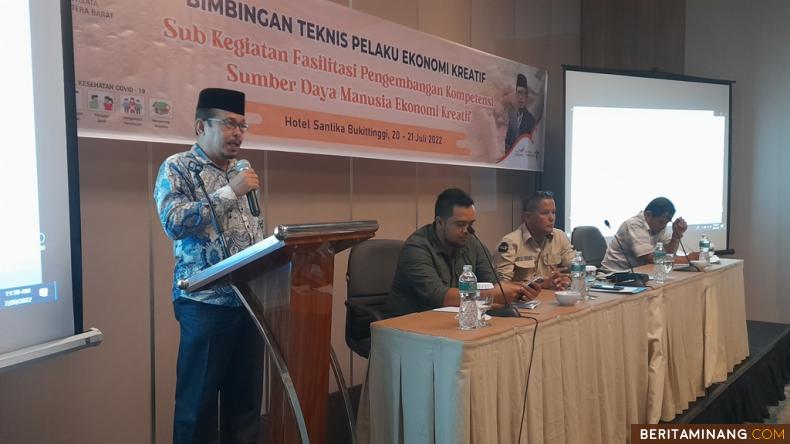 https://www.beritaminang.com/photos/foto/foto-foto-bersama-usai-penyerahan-atribut-bimtek-pelaku_foto2_210722092934.jpeg