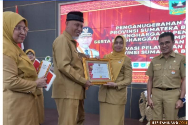 PADANG - Gubernur Sumatera Barat, Mahyeldi Ansharullah menyambut positif dan bersyukur dengan Hasil Evaluasi Reformasi Birokrasi (RB) Pemprov Sumbar Tahun 2023 dari Kementerian Pendayagunaan Aparatur Negara dan Reformasi Birokrasi (PANRB). Gubernur mengungkapkan, raihan nilai Pemprov Sumbar Tahun 2023 mencapai 76,25 atau berada dalam kategori BB dengan predikat sangat baik. Capaian itu lebih baik dari raihan tahun sebelumnya yang hanya mencapai 69,78 atau berada dalam kategori B dengan predikat baik.