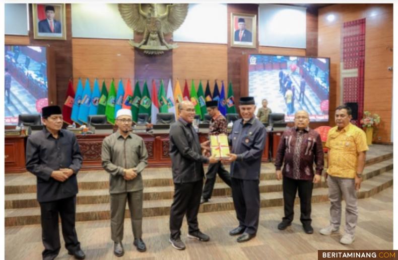 PADANG - Gubernur Sumatera Barat, Mahyeldi Ansharullah menyambut positif dan bersyukur dengan Hasil Evaluasi Reformasi Birokrasi (RB) Pemprov Sumbar Tahun 2023 dari Kementerian Pendayagunaan Aparatur Negara dan Reformasi Birokrasi (PANRB). Gubernur mengungkapkan, raihan nilai Pemprov Sumbar Tahun 2023 mencapai 76,25 atau berada dalam kategori BB dengan predikat sangat baik. Capaian itu lebih baik dari raihan tahun sebelumnya yang hanya mencapai 69,78 atau berada dalam kategori B dengan predikat baik.