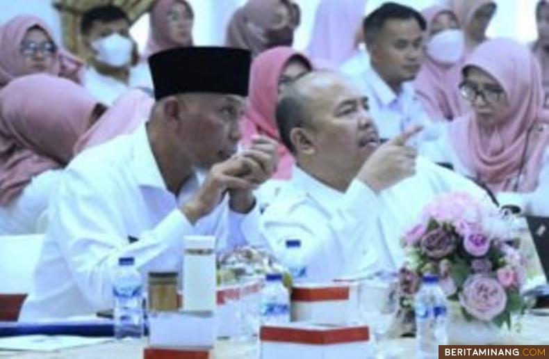 PADANG - Gubernur Sumatera Barat, Mahyeldi Ansharullah menyambut positif dan bersyukur dengan Hasil Evaluasi Reformasi Birokrasi (RB) Pemprov Sumbar Tahun 2023 dari Kementerian Pendayagunaan Aparatur Negara dan Reformasi Birokrasi (PANRB). Gubernur mengungkapkan, raihan nilai Pemprov Sumbar Tahun 2023 mencapai 76,25 atau berada dalam kategori BB dengan predikat sangat baik. Capaian itu lebih baik dari raihan tahun sebelumnya yang hanya mencapai 69,78 atau berada dalam kategori B dengan predikat baik.