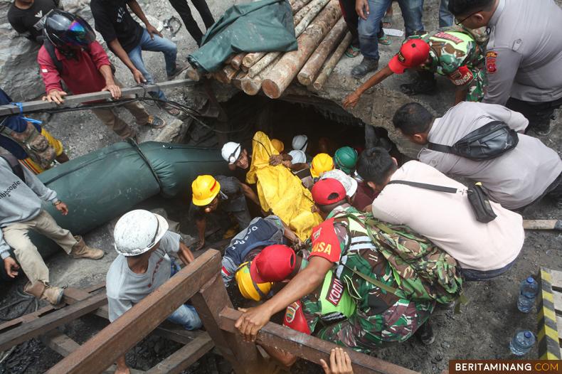 Proses evakuasi korban ledakan tambang batubara di Sawahlunto, Sumatera Barat, Jumat (9/12/2022). Total Rp 2,9 miliar Jaminan Kematian (JMK) telah dibayarkan BPJS Ketenagakerjaan bagi 10 orang korban meninggal dunia dalam kecelakaan kerja musibah ledakan tambang di Sawahlunto.