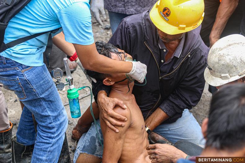 Proses evakuasi korban ledakan tambang batubara di Sawahlunto, Sumatera Barat, Jumat (9/12/2022). Total Rp 2,9 miliar Jaminan Kematian (JMK) telah dibayarkan BPJS Ketenagakerjaan bagi 10 orang korban meninggal dunia dalam kecelakaan kerja musibah ledakan tambang di Sawahlunto. (Beritaminang/Adi Prima)