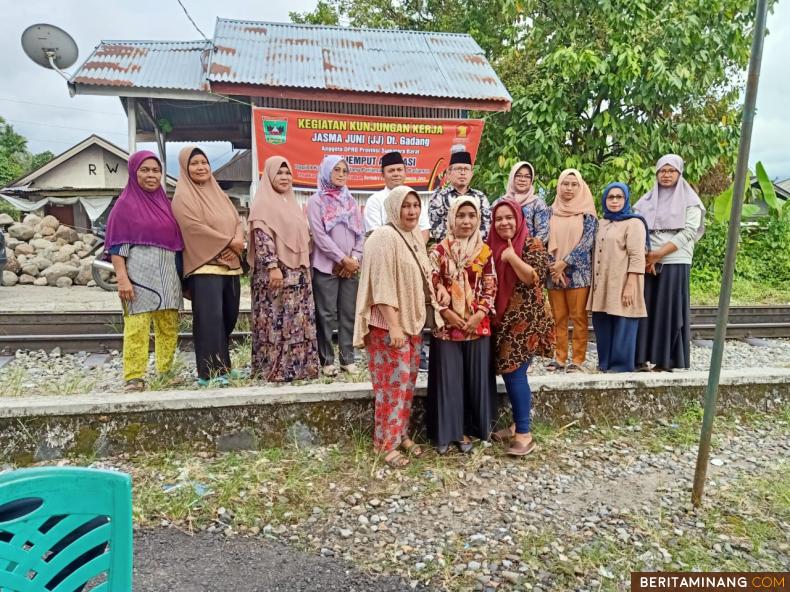 Anggota DPRD Sumbar, Jasma Juni (JJ) Dt. Gadang foto bersama Wali Nagari Guguak Ahmad Yuni Kamil Dt. Rky Tuo Batang Kalu dan Bundo Kanduang usai pertemuan. Foto: Rokcalva