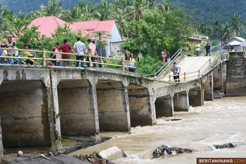 SUNGAI PAGU - Banjir dan tanah longsor melanda Kabupaten Solok Selatan beberapa hari lalu. BPBD Solok Selatan mencatat untuk sementara kerugian akibat banjir yang melanda beberapa kecamatan di Solsel mencapai Rp. 7,743 Miliar yang disebabkan kerusakan pada infrastruktur jembatan, irigasi, fasilitas umum lain, dan rumah penduduk. Kerugian tersebut terdapat pada 3 kecamatan yang ada, yakni Koto Parik Gadang Diateh, Sungai Pagu, dan Sangir. Foto-Foto Humas Solsel