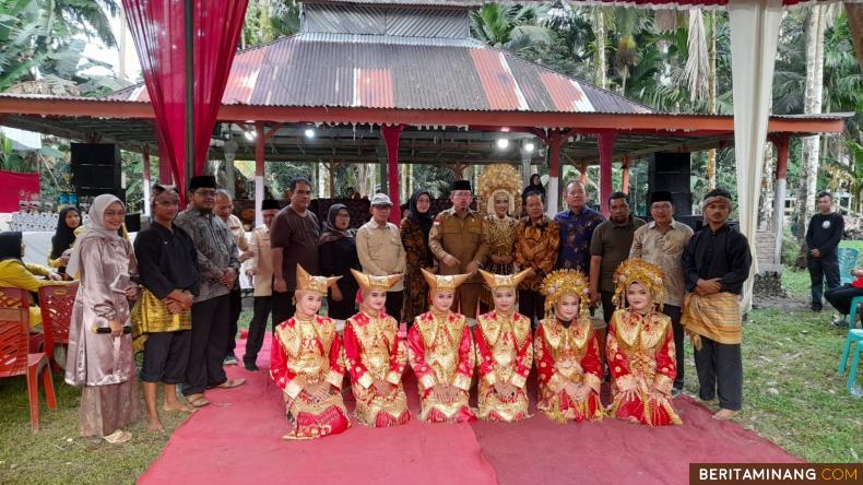 https://www.beritaminang.com/photos/foto/foto-jj-dt-gadang-berpose-bersama-penari-usai-pembukaan-festival-tambua_foto5_260623065843.jpeg