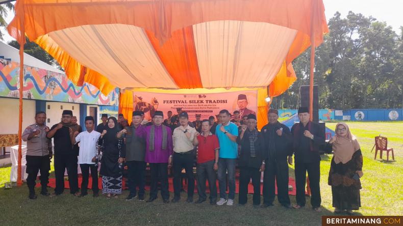 VII KOTO SUNGAI SARIAK - Selama dua hari, dimulai Sabtu hingga Minggu (22-23/7/2023), Ratusan pesilat putra dan putri utusan 21 kecamatan yang ada Kabupaten Padang Pariaman dan Kota Pariaman mengikuti Festival Silek Tradisi yang dipusatkan di GOR VII Koto Sungai Sariak.  Pembukaan Festival Silek Tradisi dilakukan Anggota DPRD Sumbar dari Fraksi Gerindra Jasma Juni (JJ) Dt Gadang. Kegiatan ini dilaksanakan UPTD Taman Budaya Provinsi Sumbar Dinas Kebudayaan Sumbar dari alokasi dana Pokir JJ Dt Gadang.