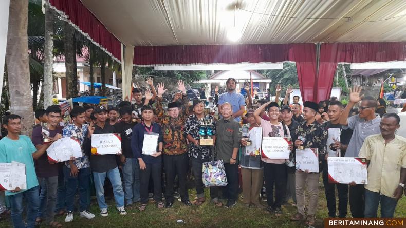 PADANG SAGO - Anggota DPRD Sumbar Dapil II (Kab. Padang Pariaman dan Kota Pariaman) dari Fraksi Gerindra, Jasma Juni (JJ) Dt Gadang mengatakan, sebagai legislator ia merasa terpanggil memasukkan pokok-pokok pikiran (Pokir) ke kegiatan seni dan budaya yang menjadi warisan budaya tak ternilai, terutama di Kabupaten Padang Pariaman dan Kota Pariaman. Demikian penegasan JJ Dt Gadang saat berbicara ketika menutup secara resmi Festival Tambua Tasa antar kecamatan se Kabupaten Padang Pariaman dan Kota Pariaman di laga-laga Korong Padang Kabau Nagari Koto Dalam Kecamatan Padang Sago Kab. Padang Pariaman, Sumbar, Minggu sore (25/6/2023).