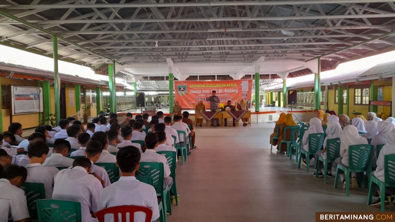 ENAM LINGKUNG - Reses yang dilakukan Anggota DPRD Sumbar dari Fraksi Gerindra, Jasma Juni (JJ) Dt Gadang ke SMAN 1 Enam Lingkung, Kecamatan Enam Lingkung, Padang Pariaman, Senin (24/7/2023), berlangsung hangat dan penuh kekeluargaan. Dalam acara yang dipandu Kepala SMAN 1 Enam Lingkung, Dra. Rahmawati,M.Si, dan dihadiri Ketua Komite SMAN 1 Enam Lingkung, Usman Labay, berbagai aspirasi/permintaan disampaikan ke JJ Dt Gadang.