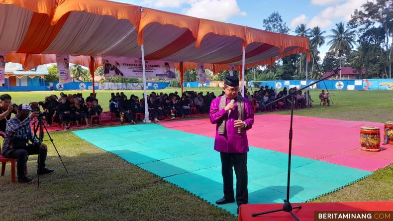 				VII KOTO SUNGAI SARIAK - Selama dua hari, dimulai Sabtu hingga Minggu (22-23/7/2023), Ratusan pesilat putra dan putri utusan 21 kecamatan yang ada Kabupaten Padang Pariaman dan Kota Pariaman mengikuti Festival Silek Tradisi yang dipusatkan di GOR VII Koto Sungai Sariak. Pembukaan Festival Silek Tradisi dilakukan Anggota DPRD Sumbar dari Fraksi Gerindra Jasma Juni (JJ) Dt Gadang. Kegiatan ini dilaksanakan UPTD Taman Budaya Provinsi Sumbar Dinas Kebudayaan Sumbar dari alokasi dana Pokir JJ Dt Gadang.						