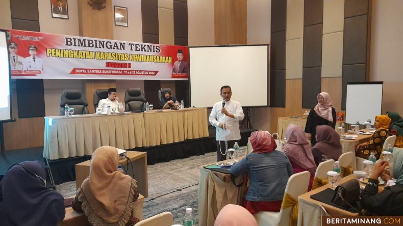 https://www.beritaminang.com/photos/foto/foto-kadis-koperasi-ukm-sumbar-sedang-berikan-materi_foto4_120823082238.jpeg