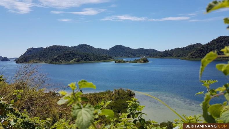 KAWASAN WISATA MANDEH - Merasa puas dan nyaman hidup di Sumbar, banyak keindahan ada di sini: pantai, gunung-gunung, budaya, kuliner, dan lainnya. Pengen mandi di pantai, tak sampai sejam sudah ada di sini, salah satu sudut pantai Mandeh. Mau ke gunung, tak sampai 4 jam sudah rebahan di gunung. Foto Sutomo Paguci