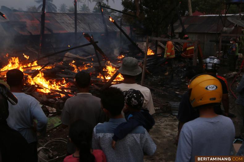 Pemadam kebakaran Tanah Datar berusaha memadamkan api yang membakar rumah warga di Jorong Kubu Rajo, Limo Kaum, Batusangkar, Sumbar, Rabu (23/2/2022). Dilaporkan dua rumah milik warga terbakar kerugian diperkirakan mencapai ratusan juta rupiah pada kejadian sore ini. (Beritaminang/AP).