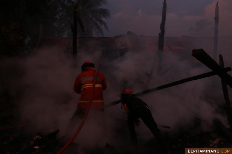 Pemadam kebakaran Tanah Datar berusaha memadamkan api yang membakar rumah warga di Jorong Kubu Rajo, Limo Kaum, Batusangkar, Sumbar, Rabu (23/2/2022). Dilaporkan dua rumah milik warga terbakar kerugian diperkirakan mencapai ratusan juta rupiah pada kejadian sore ini. (Beritaminang/AP).