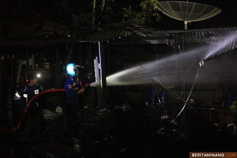 				Petugas Damkar memadamkan api yang membakar warung kuliner di Jorong Tigo Tumpuak, Nagari Limo Kaum, Batusangkar, Sumbar, Rabu (24/2/2021). Info Damkar Tanah Datar, tiga mobil pemadam kebakaran dikerahkan untuk memadamkan api, akibat kejadian ini dua petak warung kuliner terbakar, tidak ada korban jiwa pada kejadian ini. (Beritaminang/AP).						