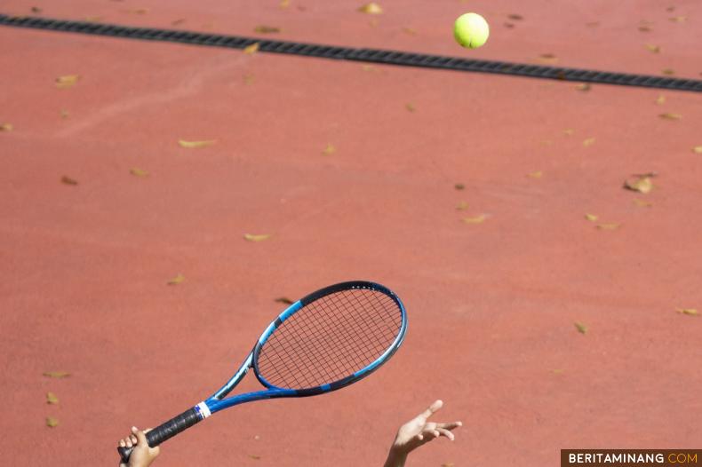 Atlit tenis bertanding pada kejuaraan nasional tenis yunior di Lapangan Tenis Pagaruyung, Batusangkar, Sumbar, Sabtu (4/11/2023). Total 127 atlit tenis putra dan putri KU-10, KU-12, KU-14, KU-16 dan KU-18 bertanding di Batusangkar pada 3-8 November 2023 untuk memperebutkan Piala Bupati Tanah Datar. (Adi Prima/Beritaminang)