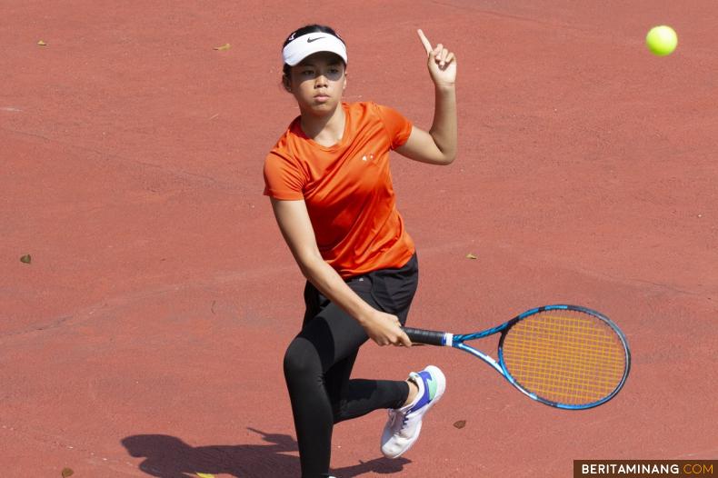 Atlit tenis putri bertanding pada kejuaraan nasional tenis yunior di Lapangan Tenis Pagaruyung, Batusangkar, Sumbar, Sabtu (4/11/2023). Total 127 atlit tenis putra dan putri KU-10, KU-12, KU-14, KU-16 dan KU-18 bertanding di Batusangkar pada 3-8 November 2023 untuk memperebutkan Piala Bupati Tanah Datar. (Adi Prima/Beritaminang)