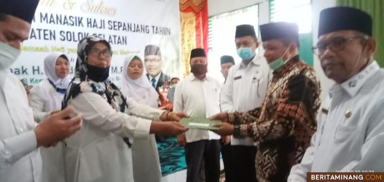 https://www.beritaminang.com/photos/foto/foto-kepala-madrasah-serahkan-sertifikan-lahan-sekolah-ke-kanwil_foto2_011020114512.jpeg