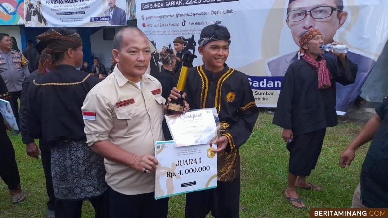 VII KOTO SUNGAI SARIAK - Setelah menjalan pertandingan selama dua hari, Perguruan Silat (PS)Bugi Lamo akhirnya mengumpulkan poin tertinggi dan berhak membawa Piala Bergilir  dalam Festival Silek Tradisi yang dipusatkan di GOR VII Koto Sungai Sariak.  Festival yang dilakukan mulai Sabtu hingga Minggu (22-23/7/2023) diikuti Ratusan pesilat putra dan putri utusan 21 kecamatan yang ada Kabupaten Padang Pariaman dan Kota Pariaman.  Festival sendiri ditutup secara resmi oleh Anggota DPRD Sumbar dari Fraksi Gerindra Jasma Juni (JJ) Dt Gadang, Minggu sore (23/7/2023). Kegiatan ini dilaksanakan UPTD Taman Budaya Provinsi Sumbar Dinas Kebudayaan Sumbar dari alokasi dana Pokir JJ Dt Gadang.