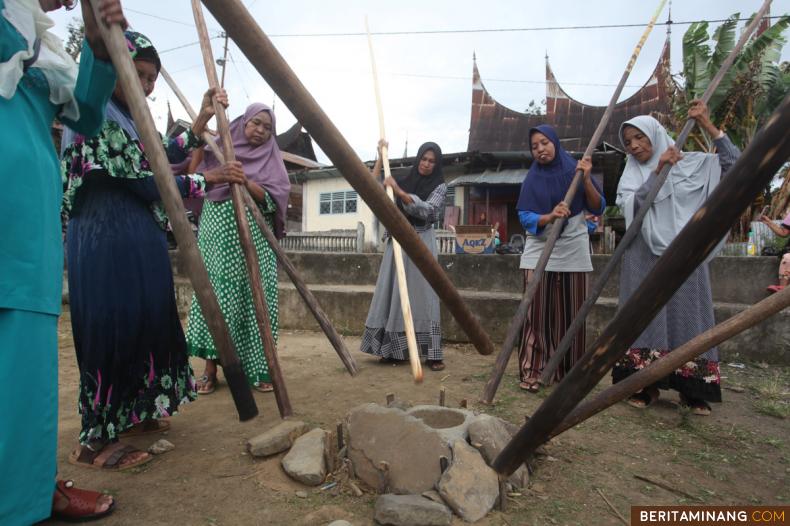 Warga menampilkan kesenian Alu Katentong di Padang Laweh, Tanah Datar, Sumbar, Jumat (18/2/2022). Alu Katentong merupakan kesenian asli Tanah Datar dan hanya ada di Padang Laweh. (Beritaminang/AP).