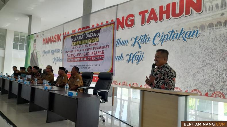 https://www.beritaminang.com/photos/foto/foto-ketua-organisasi-batang-anai-badunsanak-memberikan_foto3_310124085931.jpeg