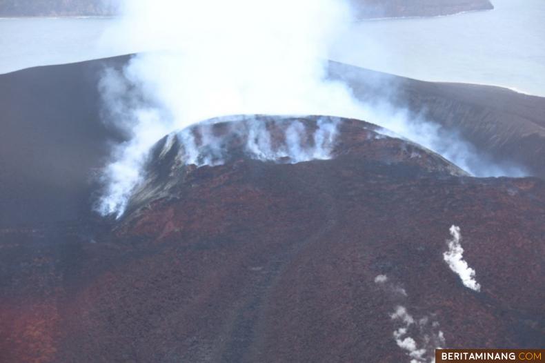 Kepala BNPB Letjen TNI Suharyanto melakukan peninjauan lapangan menggunakan helikopter Bell 412 ke Gunung Anak Krakatau, Kabupaten Lampung Selatan, Provinsi Lampung pada Kamis (28/4). Turut hadir Menko PMK Muhadjir Effendy, Kepala BMKG Dwikorita Karnawati dan Kepala PVMBG Hendra Gunawan. Dalam tinjauan tersebut dirinya mengatakan, masyarakat agar menaati penetapan wilayah-wilayah yang termasuk dalam Kawasan Rawan Bencana (KRB) Gunung Anak Krakatau. KRB 1 dengan radius 7 kilometer dari puncak gunung, KRB 2 dengan radius 5 kilometer dari puncak gunung dan KRB 3 dengan radius 2 kilometer. Ini Hasil pantauan visual Gunung Anak Krakatau Provinsi Lampung, Kamis (28/4/2022). Foto:Humas BNPB