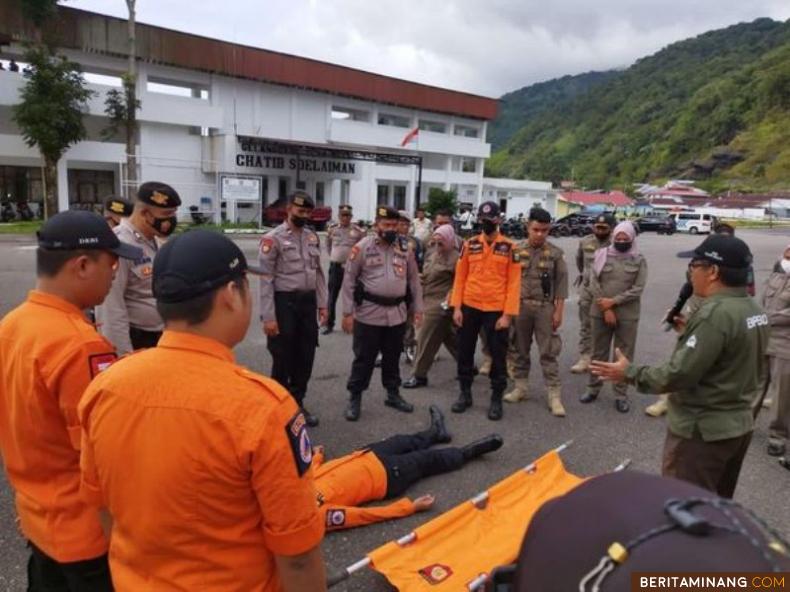 PADANG PANJANG - Guna kesiapsiagaan, mitigasi dan penanganan bencana alam, Polres, BPBD Kesbangpol dan Satpol PP Damkar Kota Padang Panjang menggelar latihan bersama di lapangan Bancalaweh, Kamis (2/6). Foto: Kominfotik Padang Panjang