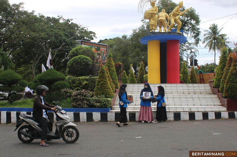 Mahasiswa Jurusan Psikologi Islam Universitas Islam Negeri (UIN) Mahmud Yunus Batusangkar galang donasi untuk korban gempa bumi Turki dan Suriah di Batusangkar, Kabupaten Tanah Datar, Sumbar, Senin (13/2/2023). Donasi yang terkumpul akan disalurkan oleh mahasiswa kepada lembaga kemanusian yang ada di Turki dan Suriah. (Beritaminang/Adi Prima).