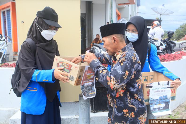 Mahasiswa Jurusan Psikologi Islam Universitas Islam Negeri (UIN) Mahmud Yunus Batusangkar galang donasi untuk korban gempa bumi Turki dan Suriah di Batusangkar, Kabupaten Tanah Datar, Sumbar, Senin (13/2/2023). Donasi yang terkumpul akan disalurkan oleh mahasiswa kepada lembaga kemanusian yang ada di Turki dan Suriah. (Beritaminang/Adi Prima).