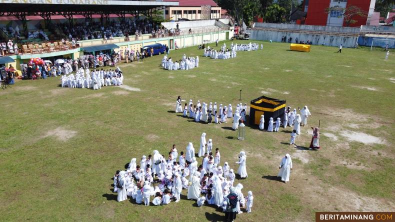 				Foto udara murid taman kanak-kanak (TK) ikuti manasik haji di Lapangan Gumarang, Batusangkar, Sumbar, Rabu (15/11/2023). Kegiatan manasik haji bertujuan untuk pengenalan rangkaian ibadah haji kepada ratusan murid TK se Kecamatan Limo Kaum Batusangkar. (Beritaminang/AP).						