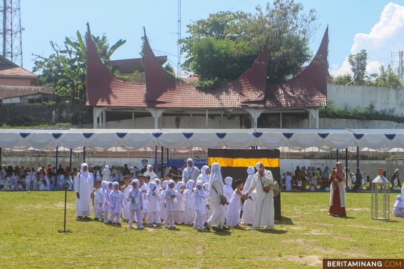 				Murid taman kanak-kanak (TK) ikuti manasik haji di Lapangan Gumarang, Batusangkar, Sumbar, Rabu (15/11/2023). Kegiatan manasik haji bertujuan untuk pengenalan rangkaian ibadah haji kepada ratusan murid TK se Kecamatan Limo Kaum Batusangkar. (Beritaminang/AP)						