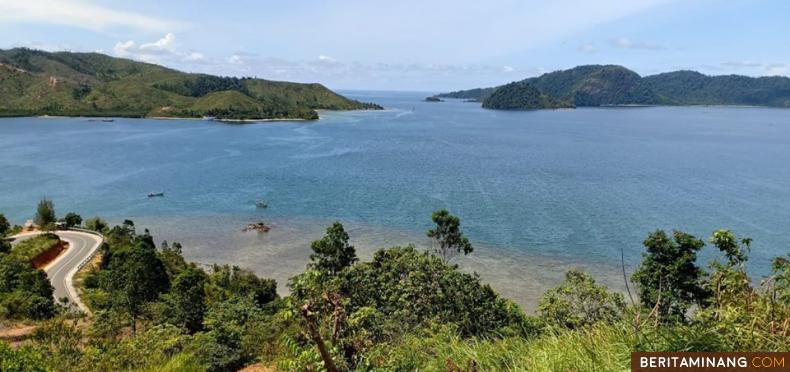 SEKEPING SORGA - Kawasan Wisata Mandeh di Kecamatan Koto XI Tarusan Pesisir Selatan menyedot perhatian banyak wisatawan. Kawasan yang disebut sebagai Raja Ampat di Barat Indonesia ini, laksana sekeping sorga di khatulistiwa. Foto Epaldi Bahar