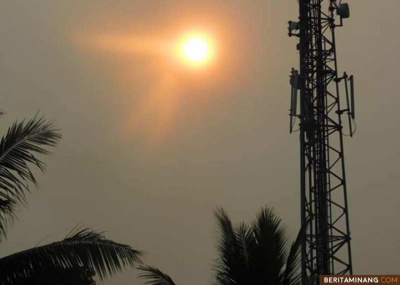 Kondisi udara Sumatera Barat sudah mulai menyesakkan dada. Di Kota Padang Panjang Selasas sore (15/10), masyarakat serta pengguna jalan dihimbau untuk mengurangi aktivitas di luar ruangan, menggunakan masker dan tidak melakukan pembakaran lahan, sampah maupun limbah pertanian. Karena kualitas udara tidak sehat. Begitupun di Padang, kabut asap juga menyelimuti ibukota provinsi ini. Foto-Foto Awaluddin Kahar dan Kominfo Padang Panjang