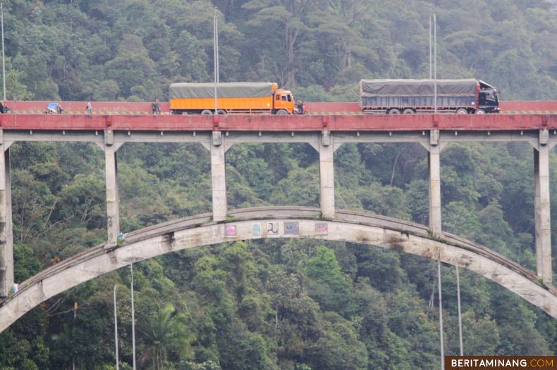 IKON SUMATERA BARAT - Sejumlah kendaraan melintas di atas fly over kelok sembilan Kabupaten Lima Puluh Kota, Sumatera Barat, Senin (03/02/2020) Dengan total panjang jembatan dan jalan 2.537 meter, yang terdiri dari enam jembatan sepanjang 959 meter dan jalan penghubung sepanjang 1.537 meter, fly over Kelok Sambilan merupakan salah satu ikon Provinsi Sumatera Barat. Foto: Adi Prima