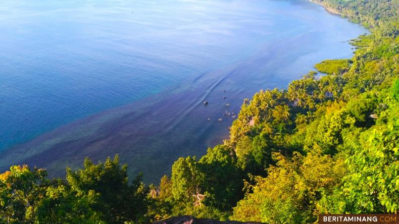 LAUT TAMAN NIRWANA - Menikmati Kota Padang dan lautnya begitu indah dari kawasan ketinggian Bukit Lampu. Indahnya laut Taman Nirwana terlihat membiru dan berombak tenang saat cuaca baik, seperti foto ini diambil menjelang sore. Foto Vajrel Tri Ananda