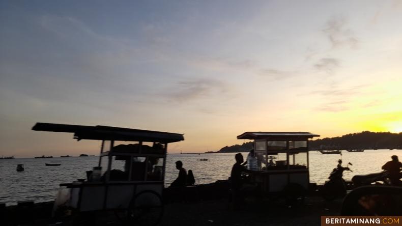 Menikmati senja di Pelabuhan Teluk Bayur, salah satu tempat favorit di Kota Padang. Foto: Rokcalva