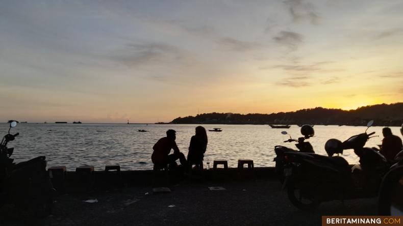 Menikmati senja di Pelabuhan Teluk Bayur, salah satu tempat favorit di Kota Padang. Foto: Rokcalva