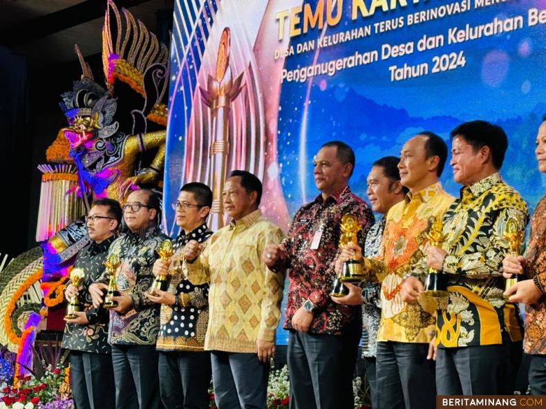 https://www.beritaminang.com/photos/foto/foto-menteri-dalam-negeri-foto-bersama-dengan-penerima-penghargaan_foto3_301024033055.jpeg