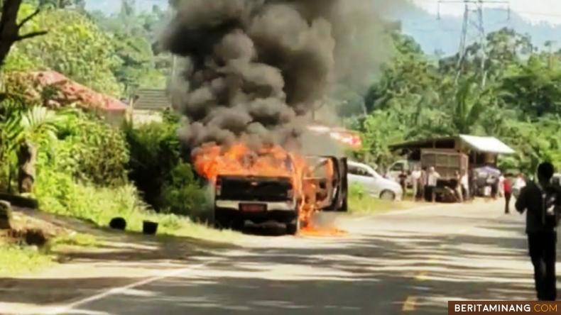 Satu kendaran dinas double gabin plat merah BMKG Padang Pariaman unit Sicincin terbakar habis di jalan lintas sumatera KM.154 dari Padang, Kamis (26/5/2022). Lokasi kejadian di Jorong Cilacap, Nagari Sungai Lansek Kecamatan Kamang Baru Kabupaten Sijunjung Sumatera Barat. Tidak ada korban jiwa dalam kejadian ini. Foto:Eko S