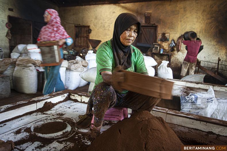 Pekerja perempuan di pabrik kopi tradisional di Nagari Sungai Tarab, Tanah Datar, Sumbar, Jumat (18/2/2022). Sesuai dengan Instruksi Presiden Nomor 2 tahun 2021 tentang Optimalisasi Pelaksanaan Program Jaminan Sosial Ketenagakerjaan (Jamsostek). Kepala daerah di masing-masing wilayah harus memastikan perlindungan pekerja Indonesia dan keluarganya. Selain itu, kepala daerah juga diinstruksikan mengambil langkah-langkah agar seluruh pekerja baik penerima upah maupun bukan penerima upah termasuk pegawai pemerintah dengan status Non Aparatur Sipil Negara, dan penyelenggara pemilu di wilayahnya di wilayahnya terdaftar sebagai peserta aktif dalam Program Jamsostek. (Beritaminang/Adi Prima).						