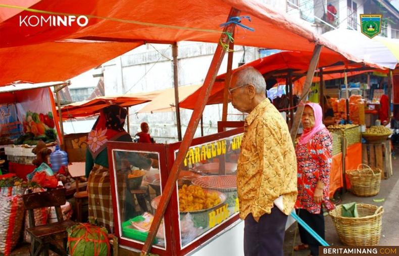 PARAGEDE JAGUNG - Salah satu jajanan yang terkenal di Kota Padang Panjang yakni Paragede Jagung. Salah satu dagangan yak terkenal sejak tahun 1999 yaitu Paragede Jagung milik Buk Ani. Kita dapat menjumpai makanan khas ini sejak pukul 09 .00 hingga 18.00 yang berada di Jalan Abdul Muis Kelurahan Pasar Baru, Kecamatan Padang Panjang Barat tepatnya di depan Apotek Arafah. Kita dapat merogoh uang seharga 500 rupiah per buah. Tak hanya itu, paragede jagung Buk Ani juga bisa dipesan untuk hidangan acara atau pesta dengan nomor HP. 085264733103. Foto Kominfo Padang Panjang