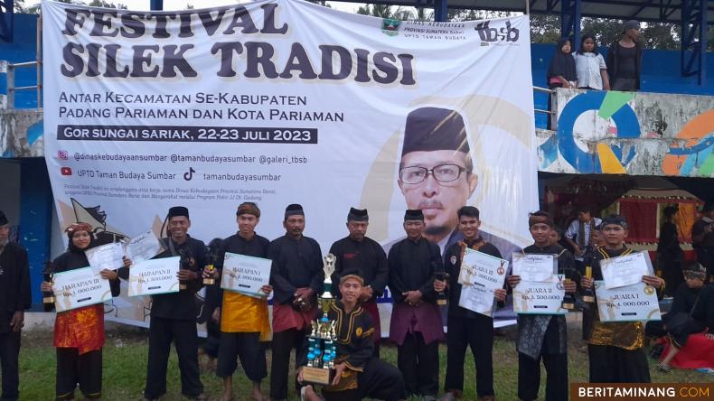 VII KOTO SUNGAI SARIAK - Setelah menjalan pertandingan selama dua hari, Perguruan Silat (PS)Bugi Lamo akhirnya mengumpulkan poin tertinggi dan berhak membawa Piala Bergilir  dalam Festival Silek Tradisi yang dipusatkan di GOR VII Koto Sungai Sariak.  Festival yang dilakukan mulai Sabtu hingga Minggu (22-23/7/2023) diikuti Ratusan pesilat putra dan putri utusan 21 kecamatan yang ada Kabupaten Padang Pariaman dan Kota Pariaman.  Festival sendiri ditutup secara resmi oleh Anggota DPRD Sumbar dari Fraksi Gerindra Jasma Juni (JJ) Dt Gadang, Minggu sore (23/7/2023). Kegiatan ini dilaksanakan UPTD Taman Budaya Provinsi Sumbar Dinas Kebudayaan Sumbar dari alokasi dana Pokir JJ Dt Gadang.