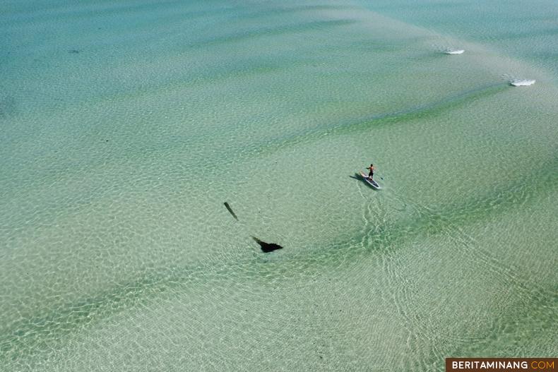 Foto udara wisatawan luar negeri berada di Pulau Putoutougat, Sipora, Kabupaten Kepulauan Mentawai, Sumatera Barat, Rabu (8/2/2023). Jernihnya air laut di Pulau Putoutougat merupakan salah satu daya tarik wisata bagi wisatawan lokal dan mancanegara untuk mendatangi Kepulauan Mentawai. (Beritaminang/Adi Prima).