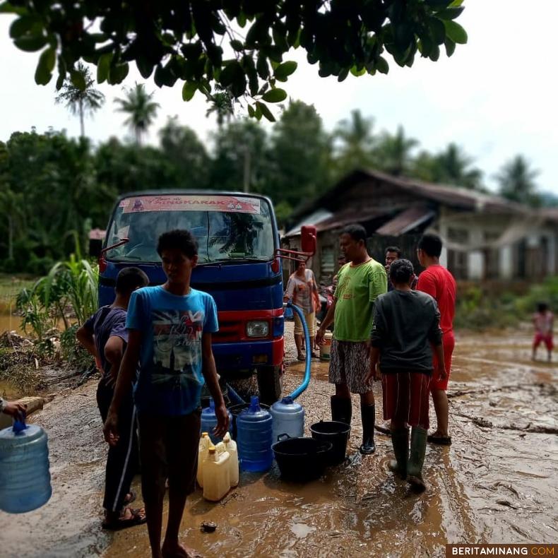 SUNGAI PAGU - Banjir dan tanah longsor melanda Kabupaten Solok Selatan beberapa hari lalu. BPBD Solok Selatan mencatat untuk sementara kerugian akibat banjir yang melanda beberapa kecamatan di Solsel mencapai Rp. 7,743 Miliar yang disebabkan kerusakan pada infrastruktur jembatan, irigasi, fasilitas umum lain, dan rumah penduduk. Kerugian tersebut terdapat pada 3 kecamatan yang ada, yakni Koto Parik Gadang Diateh, Sungai Pagu, dan Sangir. Foto-Foto Humas Solsel