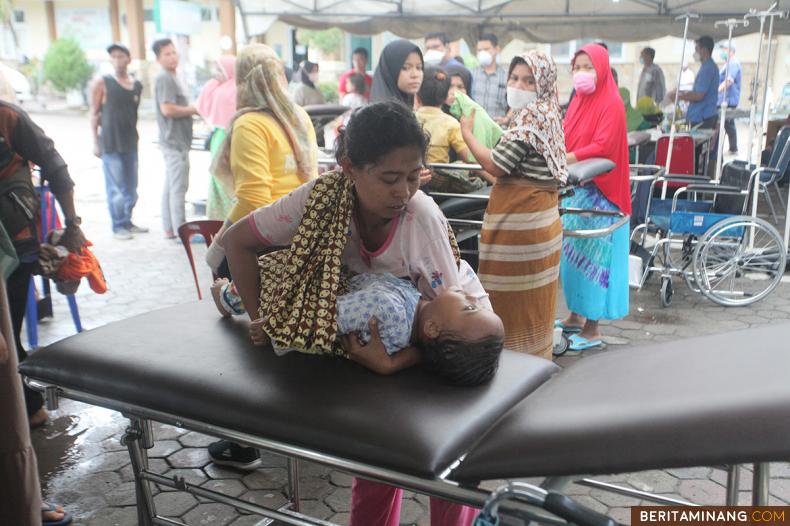 				Seorang anak pengungsi gempa Pasaman mendapatkan pelayanan kesehatan di RSUD Pasbar di Pasaman Barat, Sumbar, Sabtu (26/2/2022). Data BNPB hampir 13 ribu jiwa mengungsi paska gempa magnitudo 6.1 di Kabupaten Pasaman dan Pasaman Barat. Anak-anak merupakan salah satu kelompok rentan dan berisiko tinggi yang harus mendapat perhatian lebih ketika bencana dan pasca bencana.(Beritaminang/Adi Prima).						