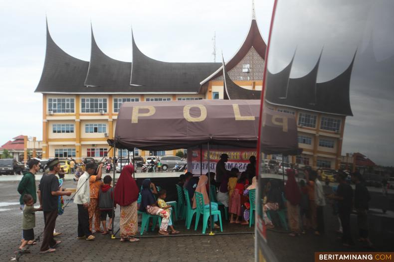 Pengungsi korban gempa mendapatkan pelayanan kesehatan di posko medis Polda Sumbar di Pasaman Barat, Sumbar, Sabtu (26/2/2022). Warga yang rumahnya rusak berat dan hancur terpaksa mengungsi paska gempa magnitudo 6.1 di Kabupaten Pasaman dan Pasaman Barat. (Beritaminang/AP).