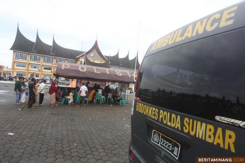 Pengungsi korban gempa mendapatkan pelayanan kesehatan di posko medis Polda Sumbar di Pasaman Barat, Sumbar, Sabtu (26/2/2022). Warga yang rumahnya rusak berat dan hancur terpaksa mengungsi paska gempa magnitudo 6.1 di Kabupaten Pasaman dan Pasaman Barat. (Beritaminang/AP).