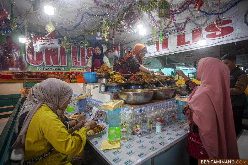 Warga memesan makanan nasi padang di usaha mikro kecil menengah (UMKM) di Kota Bukittinggi, Sumbar, Rabu (7/12/2022). Membantu UMKM naik kelas selain mendorong untuk go digital Bank Syariah Indonesia (BSI) juga membranding tempat usaha untuk nilai tambah dan nilai jual bagi pelaku usaha. (Beritaminang/Adi Prima).						